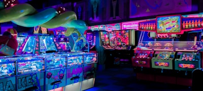 世界杯赛场精彩集锦回放，显示球员庆祝进球瞬间