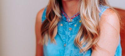 世界杯足球比赛高清直播画面，球员正在激烈拼抢